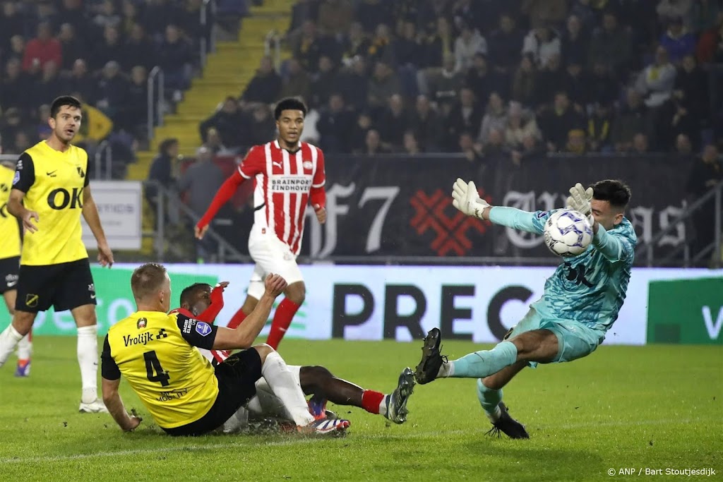 Koploper PSV viert eenvoudige uitzege op NAC Breda