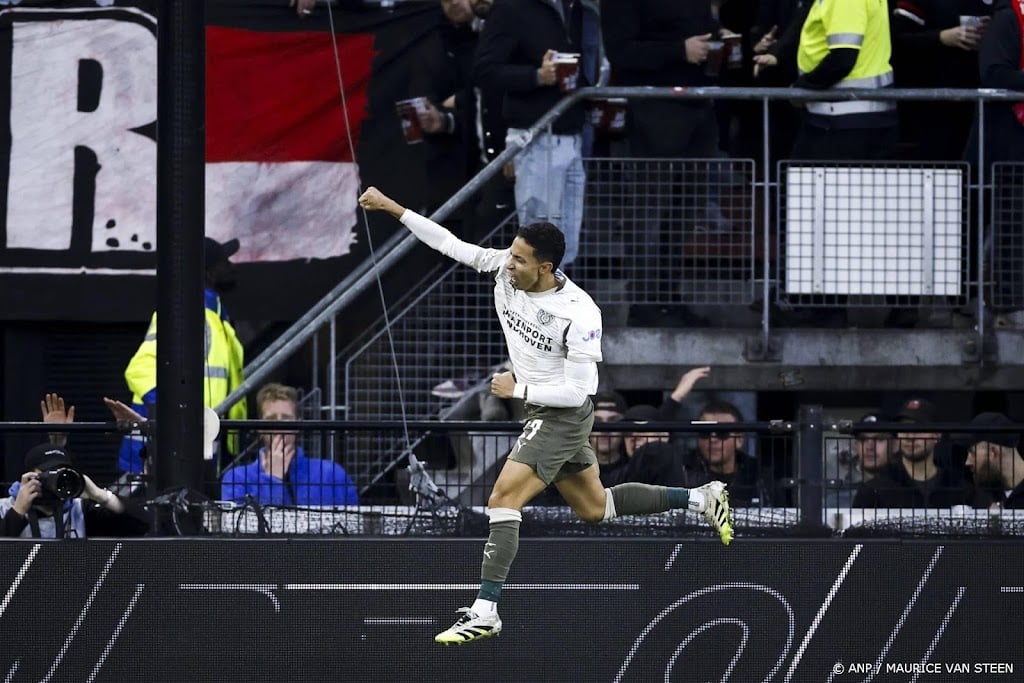 PSV verslaat AZ ruim en heeft alleen Feyenoord nog als concurrent