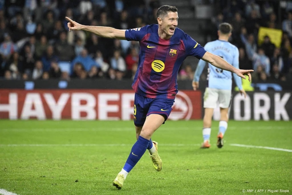 Lewandowski leidt Barcelona langs Celta, rood voor De Jong