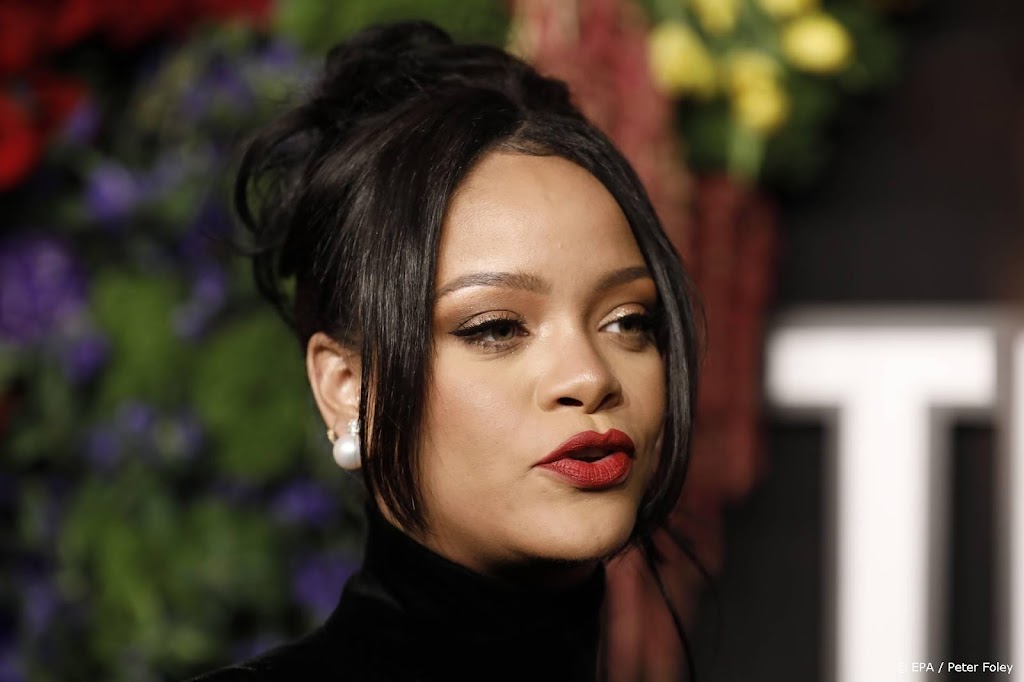 Rihanna's roze verenoutfit in Amsterdamse Nieuwe Kerk