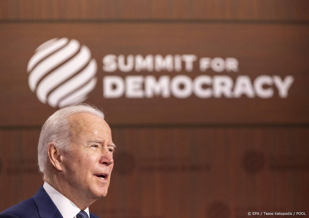 President Biden slaat alarm over uitholling democratie