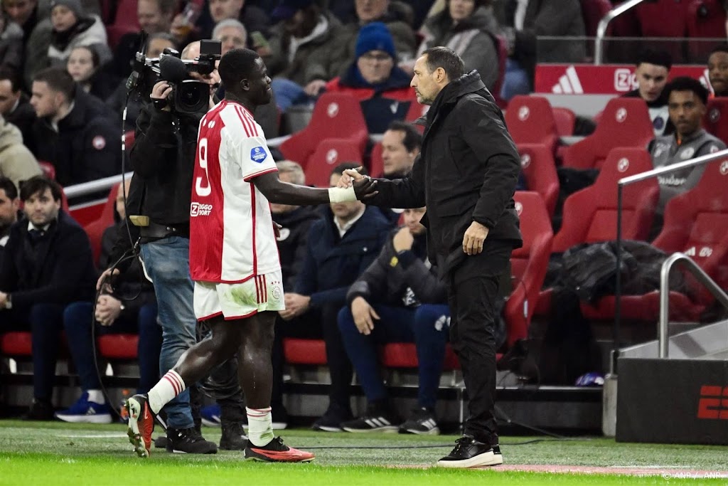 Van 't Schip wisselt Brobbey en Bergwijn vanwege fysiek ongemak 
