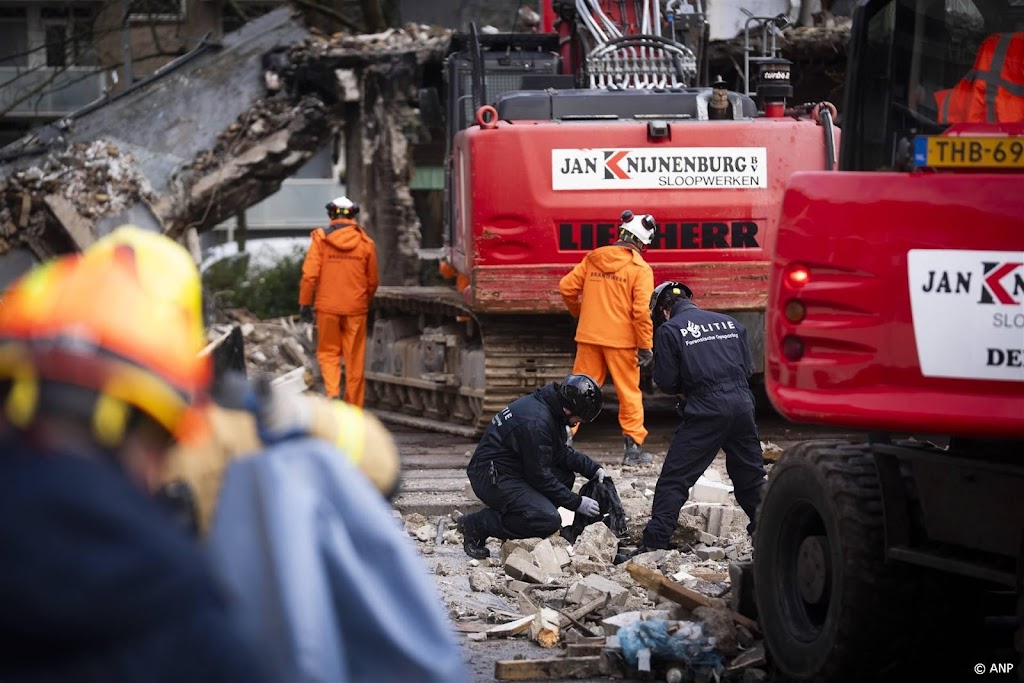 Koningspaar bezoekt plek van explosies Den Haag