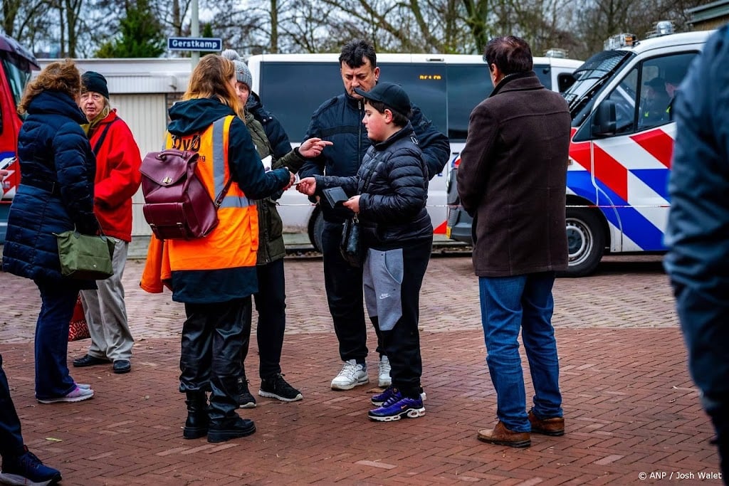 Mensen halen spullen op uit woningen en winkels Tarwekamp