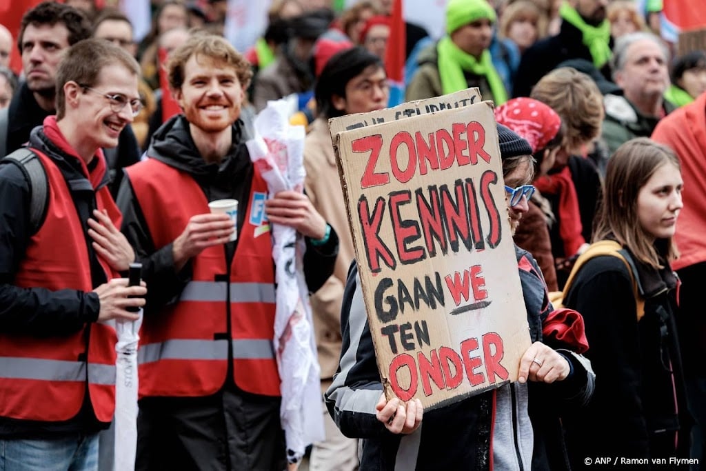 Honderden studenten en docenten betogen tegen bezuinigingen