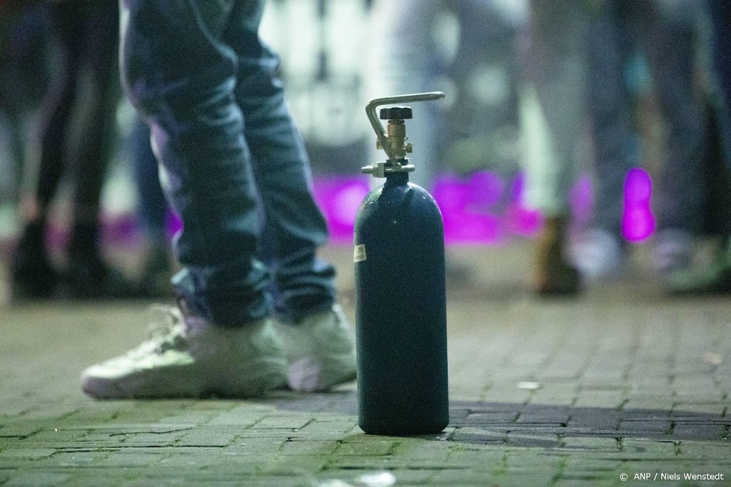 Man gepakt met 242 flessen lachgas in wagen