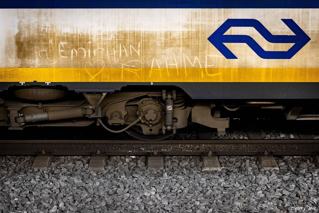 FNV: NS-personeel schaamt zich voor vieze treinen