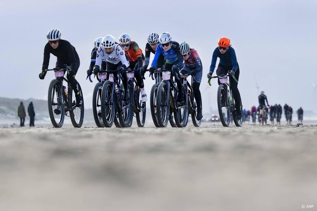 Veenings en Kessler winnen in vrieskou strandrace Egmond