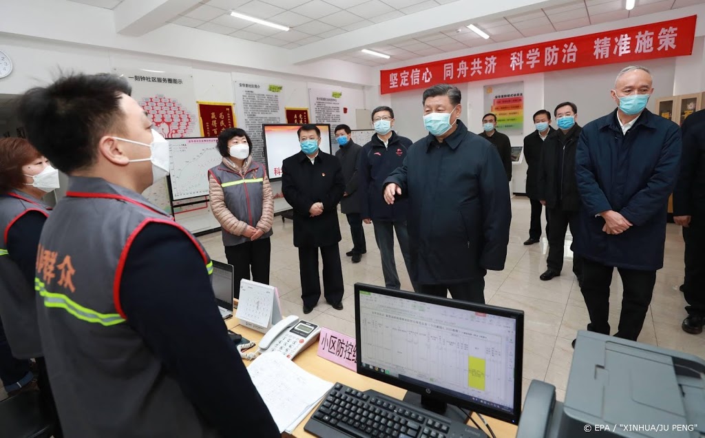 Chinese leider Xi bezoekt ziekenhuis met coronaviruspatiënten