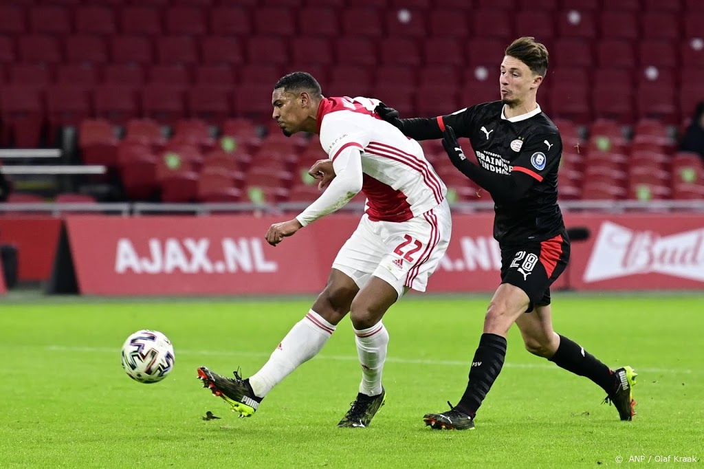 Haller schiet Ajax naar zege op PSV en halve finale KNVB-beker