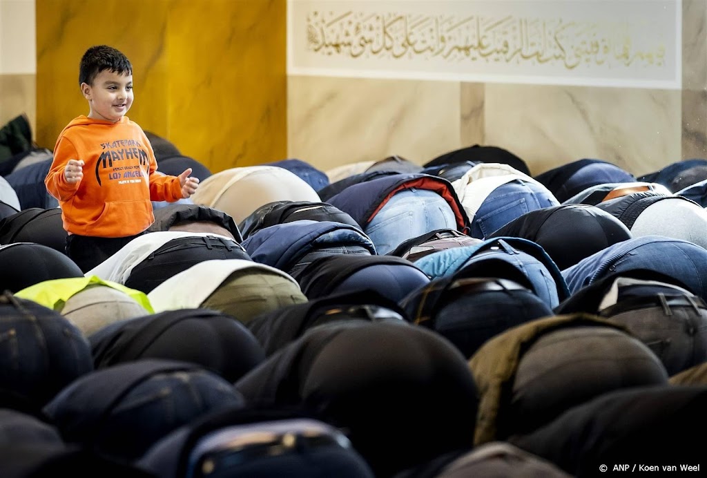 Honderden mensen bij vrijdaggebed Turkse moskee in Rotterdam