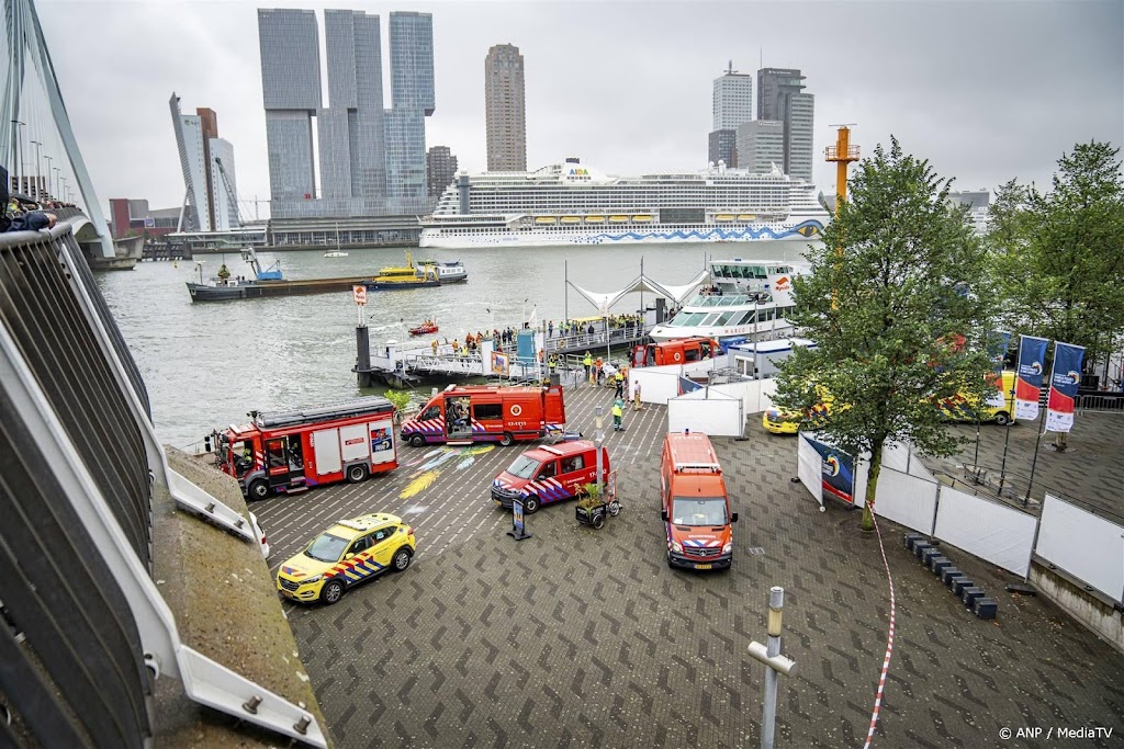Schippers watertaxi en rondvaartboot staan terecht voor aanvaring