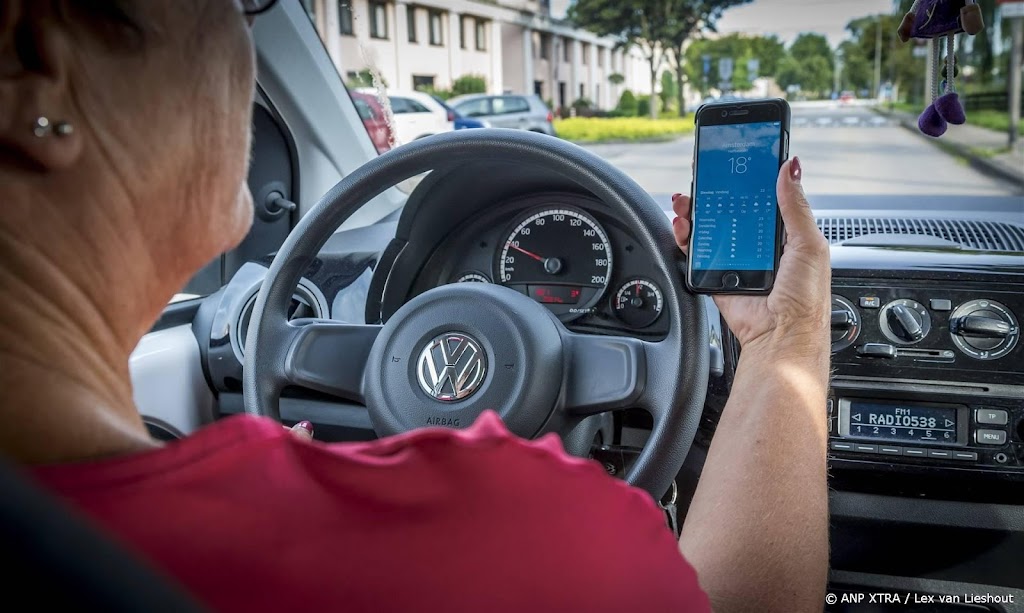 Eerste 'focusflitser' geplaatst om appen in auto te beboeten