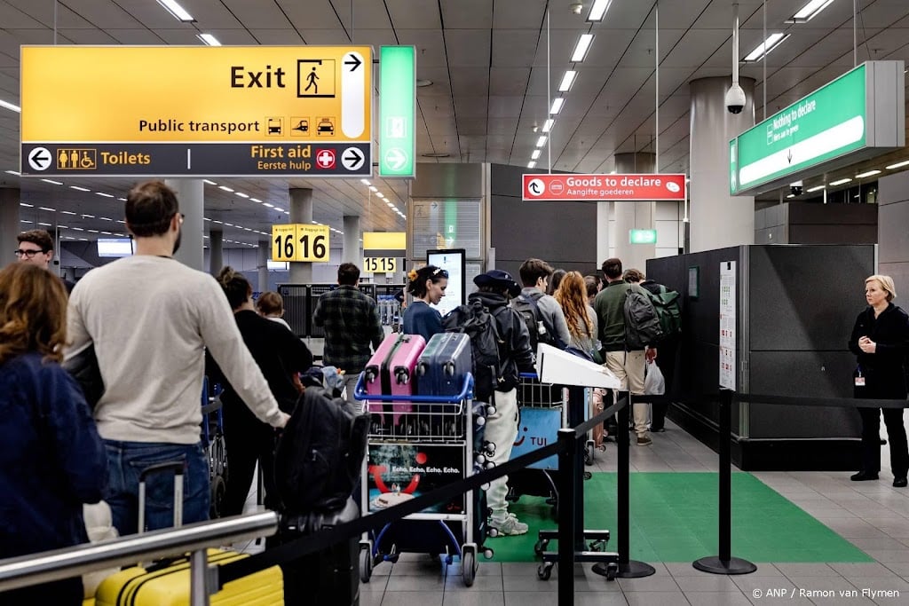 FNV: kleine vertragingen op Schiphol door actie douaniers