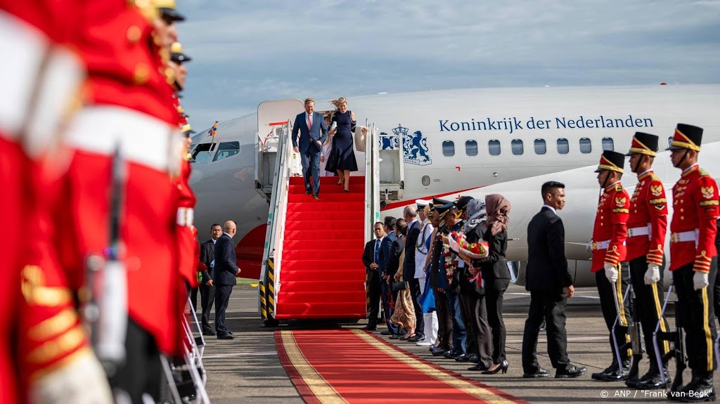 Staatsbezoek Indonesië begint met kranslegging