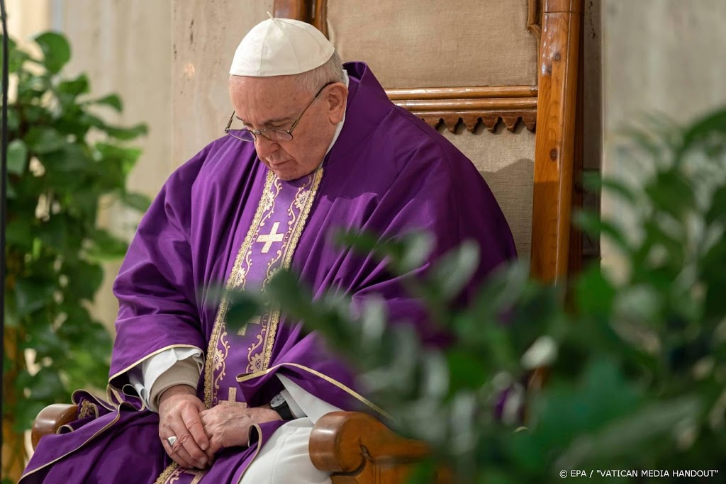 Paus vraagt priesters patiënten te bezoeken ondanks corona