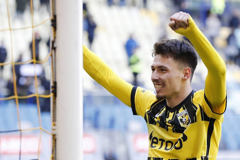 Verdediger Oroz houdt Bazoer op bank in duel Vitesse met AS Roma