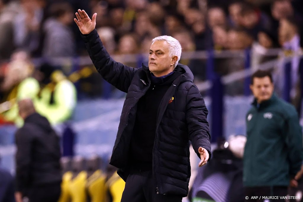 Coach Mourinho is blij met zege op Vitesse maar baalt van grasmat