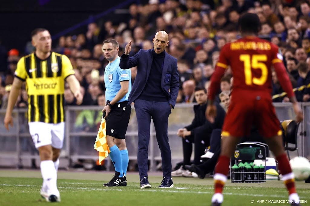 Trainer Letsch ziet Vitesse te veel kansen missen tegen AS Roma