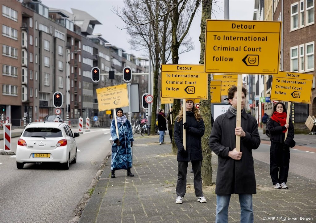 Eerste demonstranten verzamelen zich op Waterlooplein Amsterdam