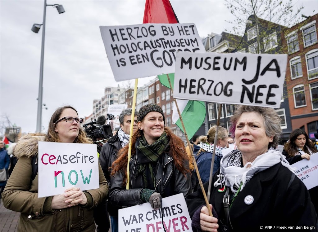 Al zo'n duizend demonstranten op het Amsterdamse Waterlooplein