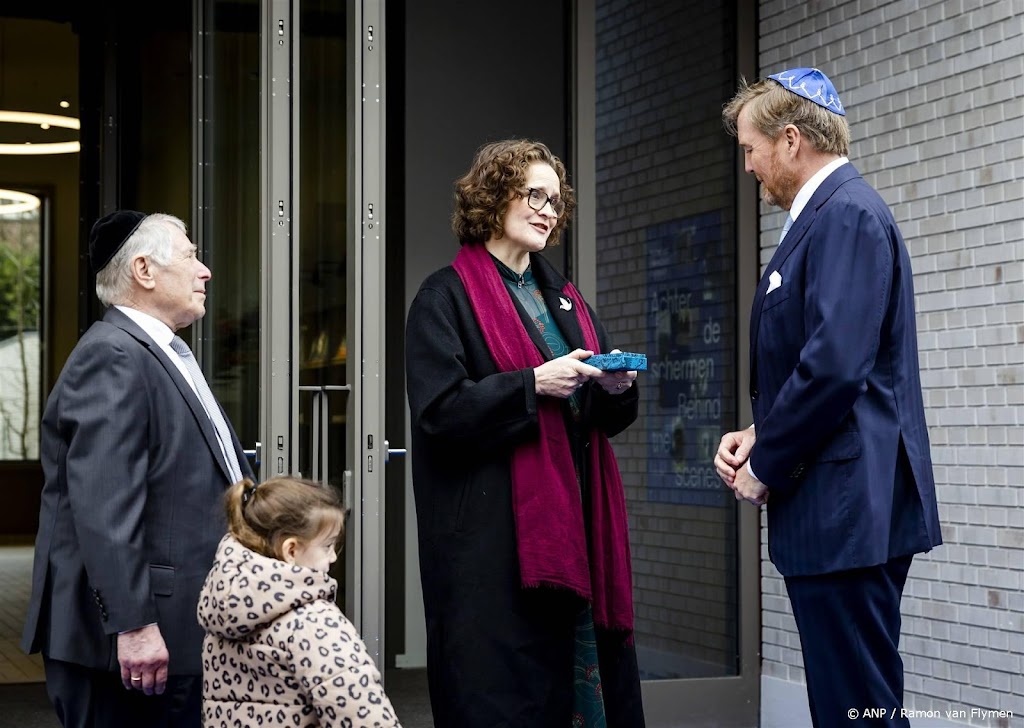 Koning opent Holocaustmuseum met overhandiging tekstkoker