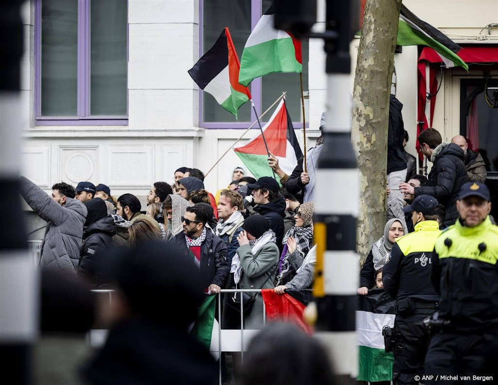 Demonstranten spelen kat-en-muisspel met politie