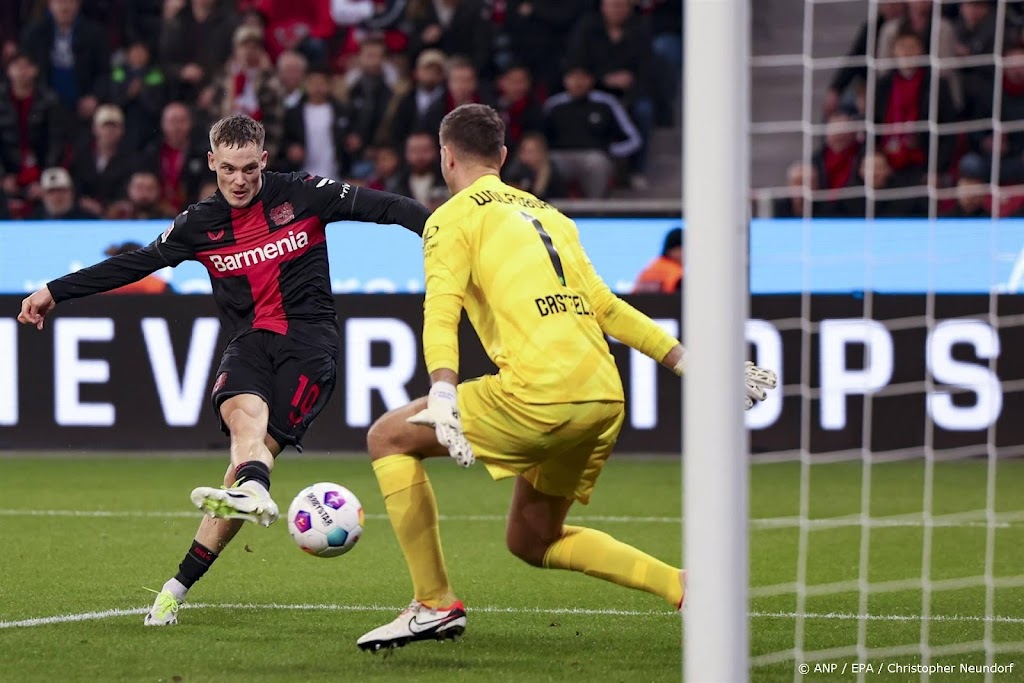 Clubrecord koploper Leverkusen na zege op tien man van Wolfsburg