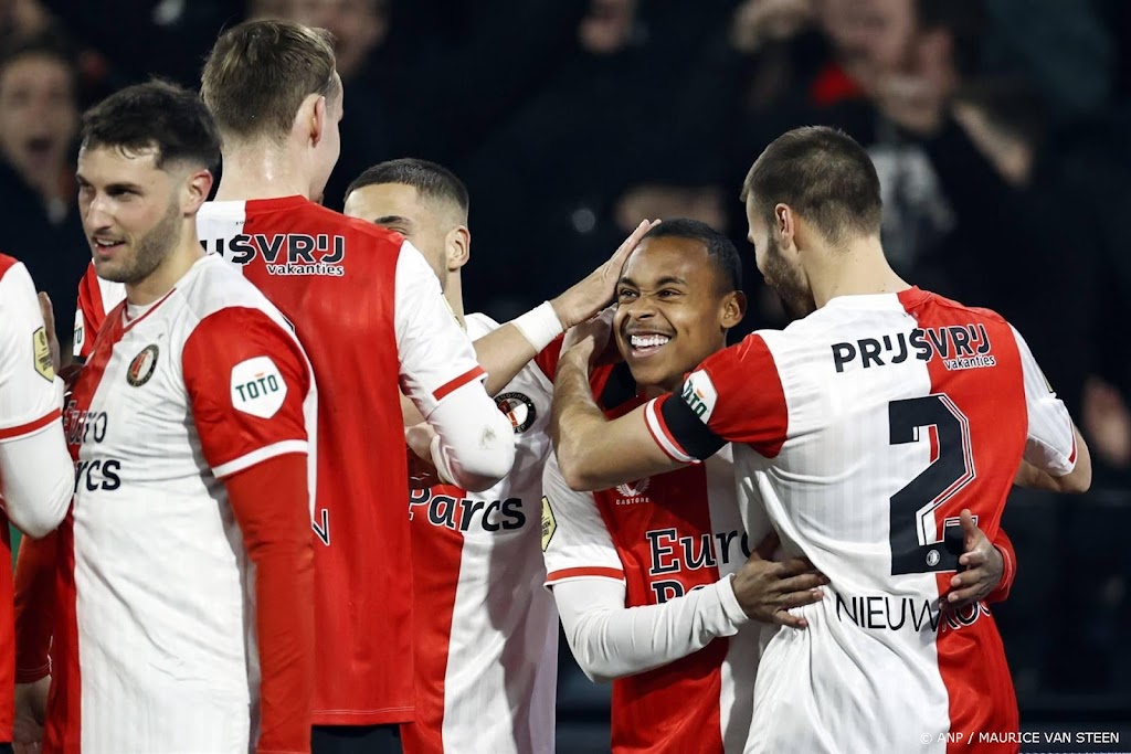 Feyenoord klopt Heracles en houdt tweede plaats stevig in handen 