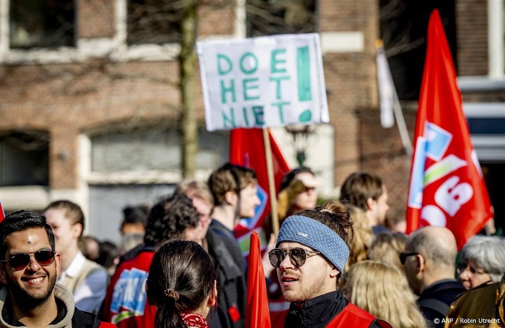 Plein in Leiden stroomt vol actievoerende studenten en docenten