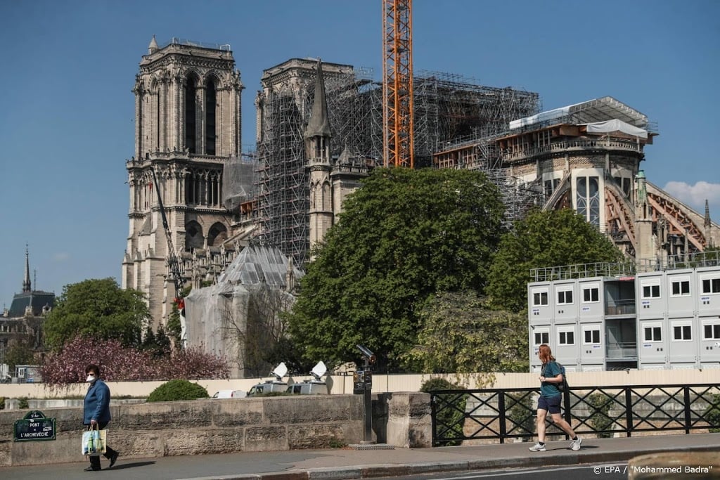 Speciale dienst in Notre-Dame met mondkapjes en helmen