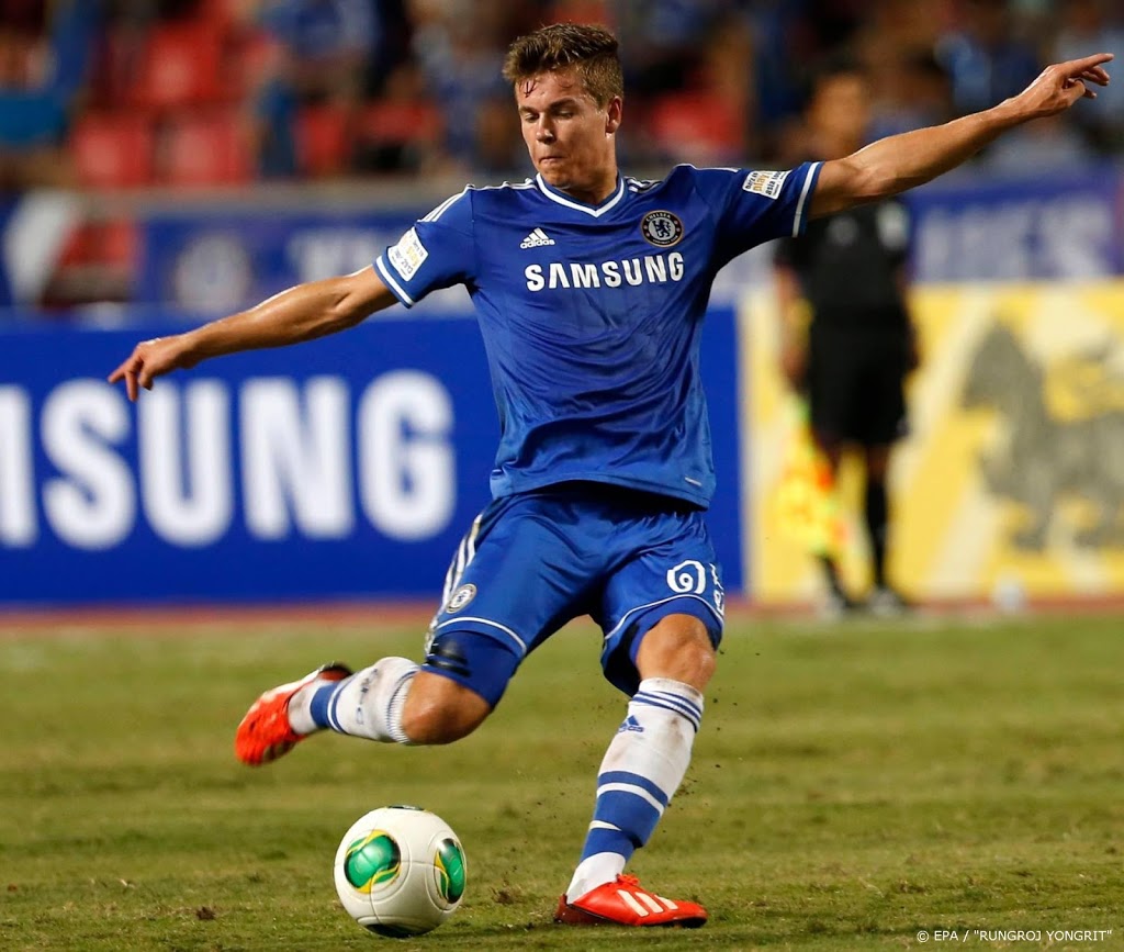 Van Ginkel traint in z'n eentje op Stamford Bridge