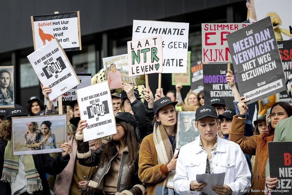 Honderden omroepmedewerkers protesteren tegen bezuinigingen