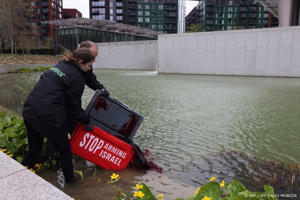 Activisten opgepakt na rood verven vijver ambassade VS in Londen