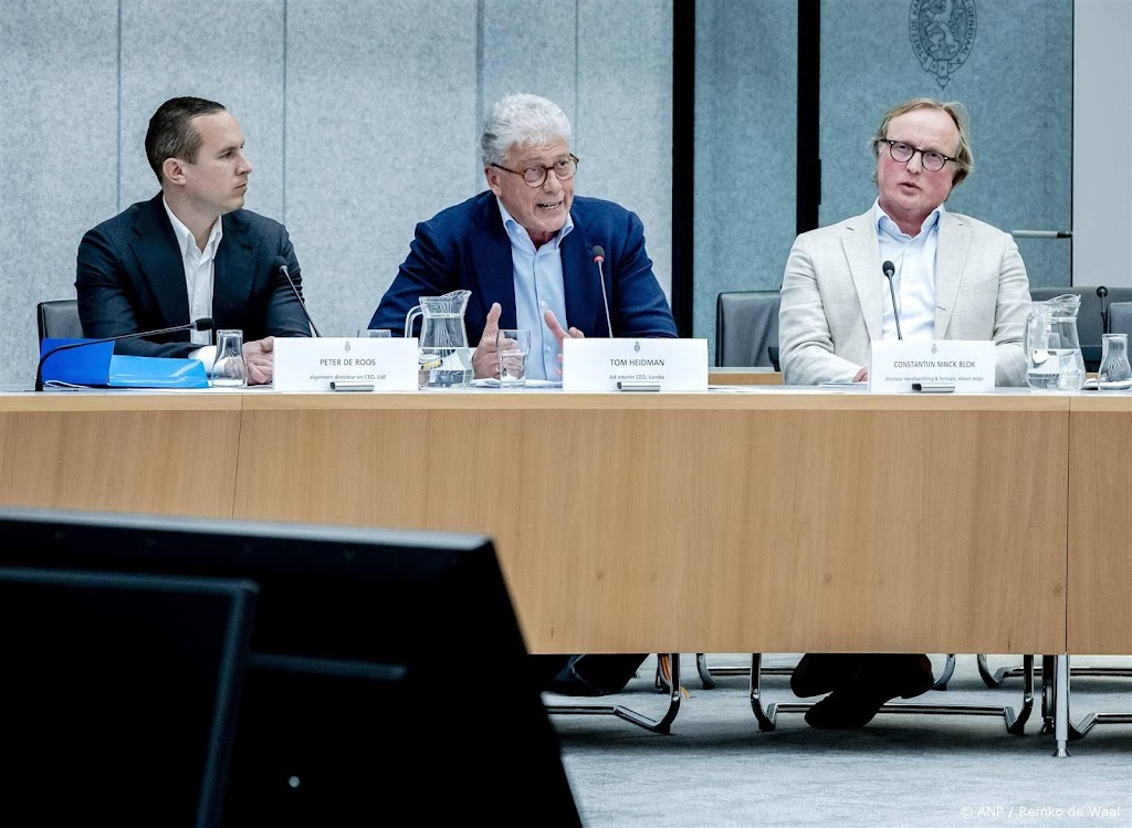 Bedrijven wijzen naar elkaar in gesprek over boodschappenprijzen