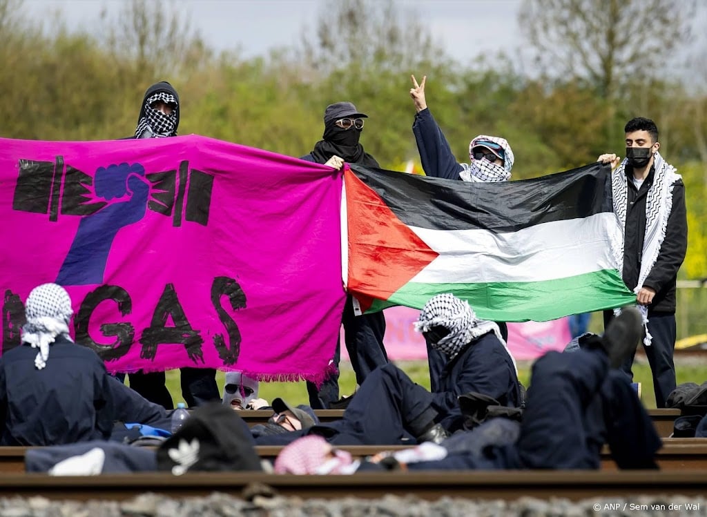 Actievoerders bezetten twee spoorlijnen Betuweroute