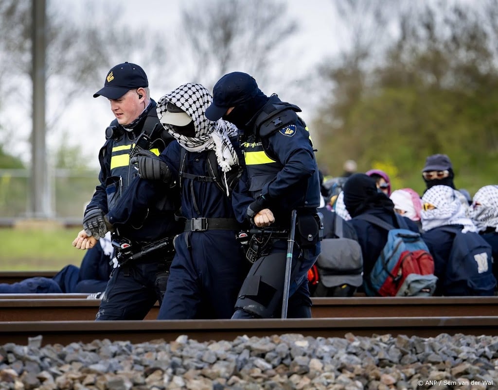 Politie verwijdert bezetters Betuwelijn, tientallen aanhoudingen
