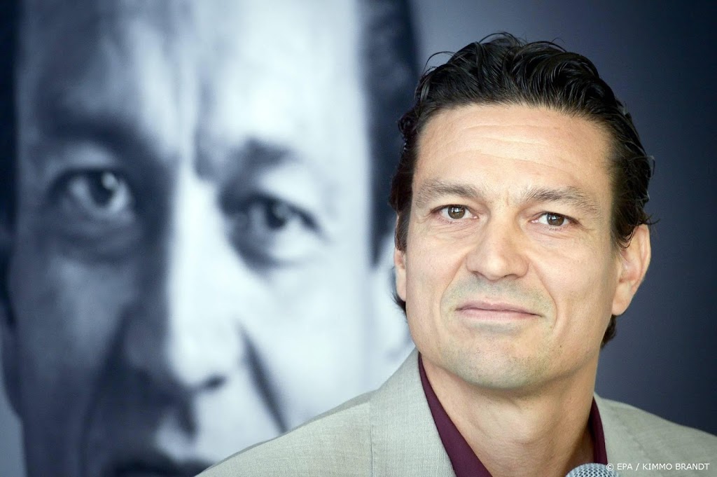 Litmanen reikt kampioensschaal uit bij landstitel Ajax
