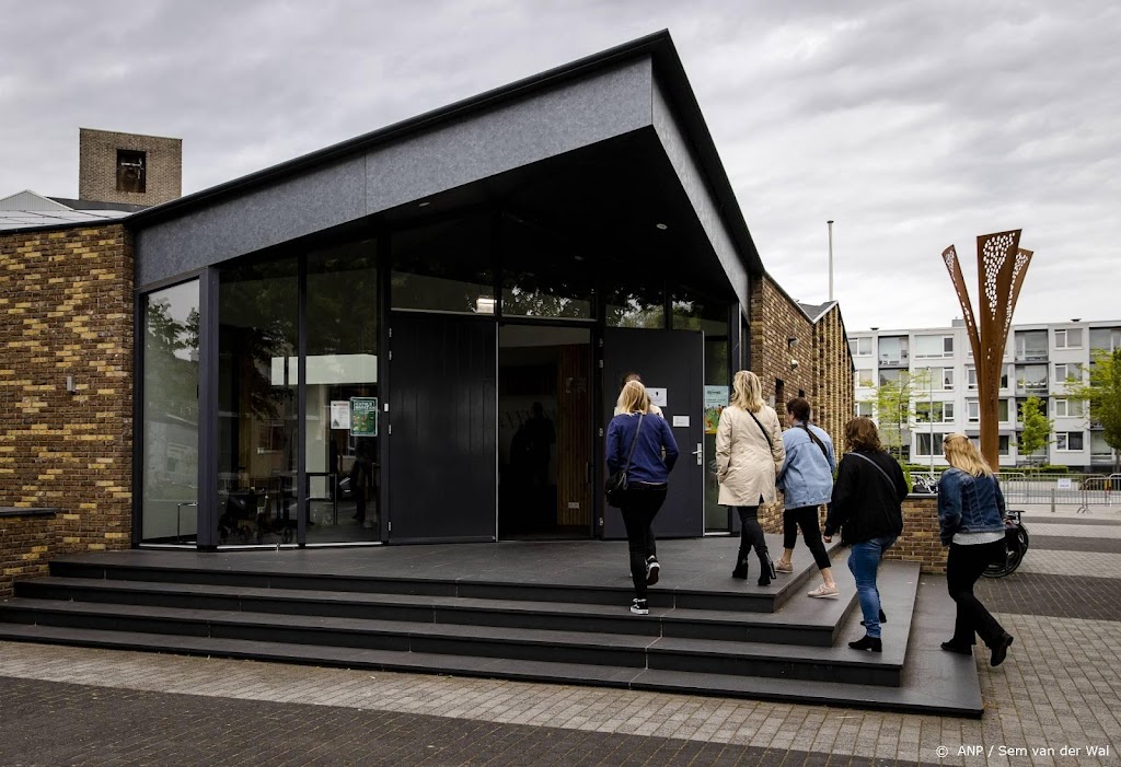 250 Alblasserdammers herdenken in kerk dodelijke slachtoffers 
