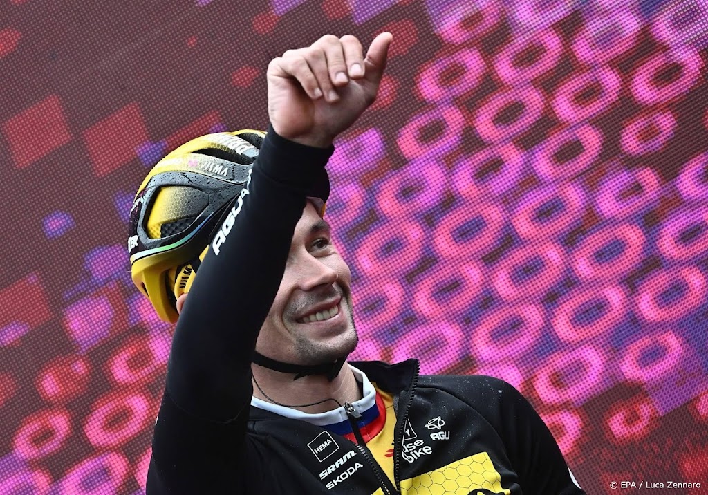 Kopman Roglic op de fiets van helper Bouwman veilig aan de finish