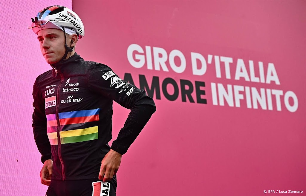 Wereldkampioen Evenepoel heeft pijn, maar gaat door in Giro
