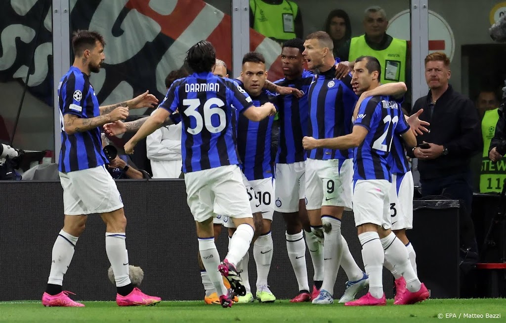 Inter verslaat stadgenoot AC Milan en is dicht bij finale