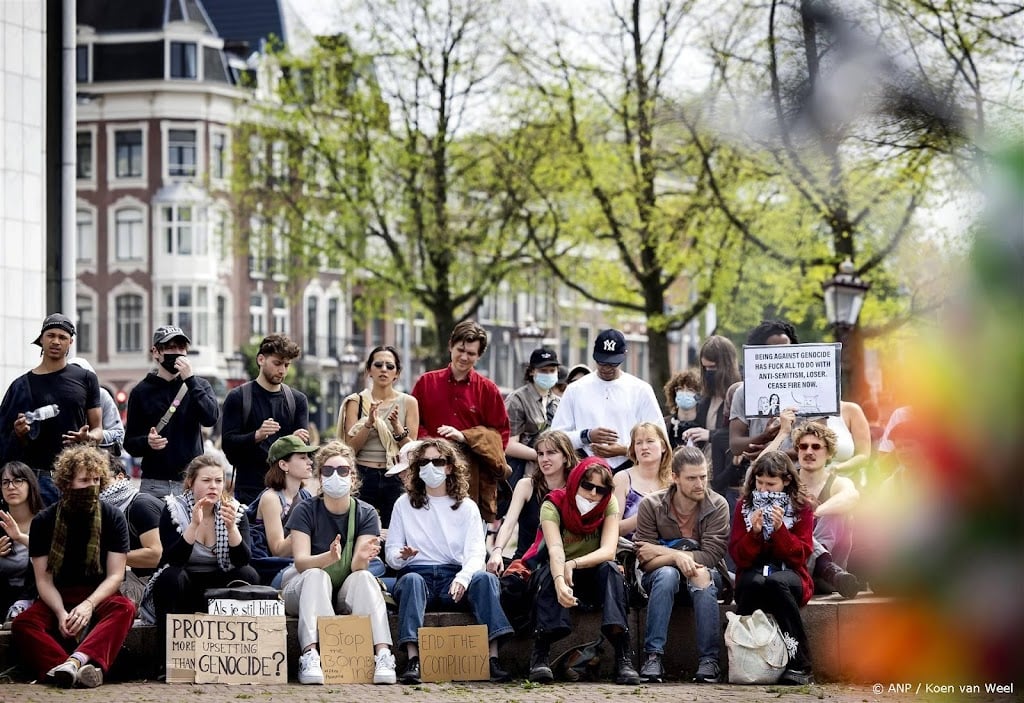 Aantal demonstranten buiten bij spoeddebat Amsterdam loopt op