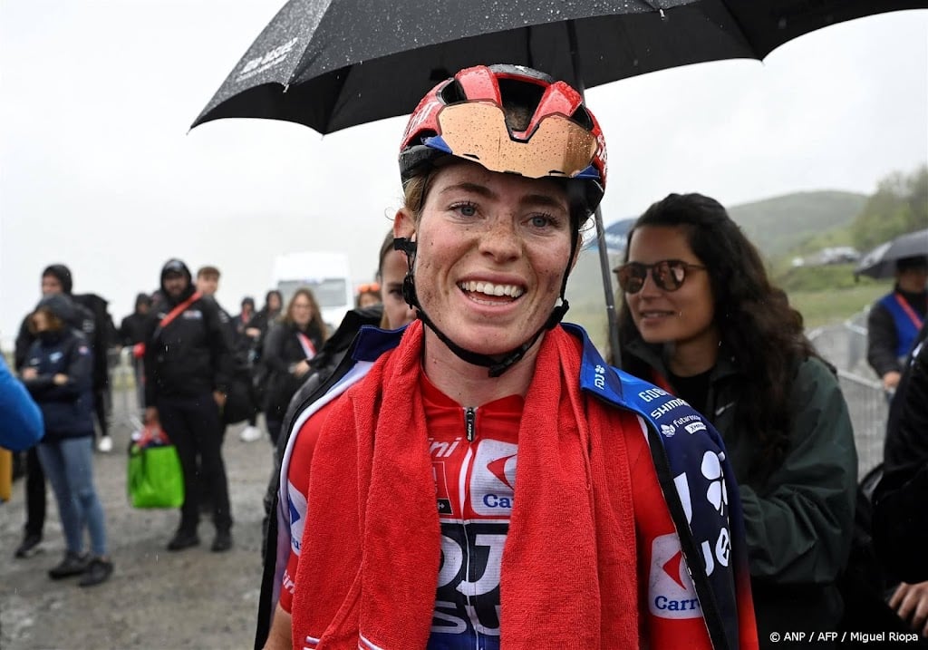 Vollering bedankt 'sterke ploeg' voor tweede eindzege in Vuelta  