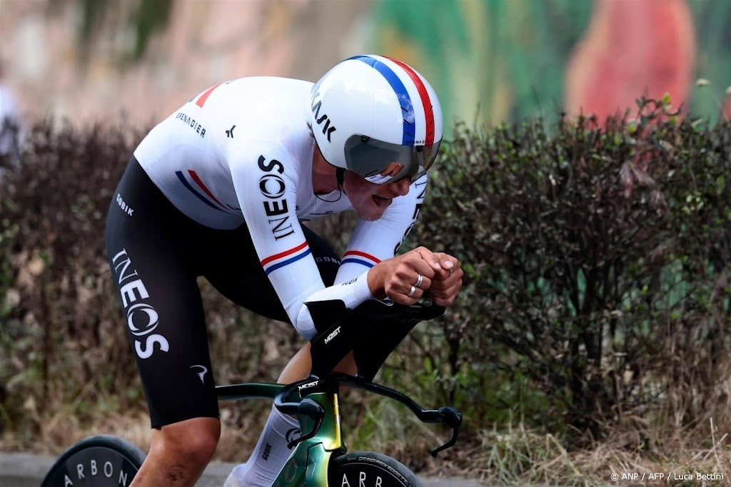 Britse wielrenner Tarling wint tijdrit Giro, Roglic grijpt roze