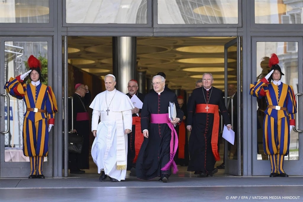 Paus komt voor het eerst buiten Rome en bezoekt heiligdom