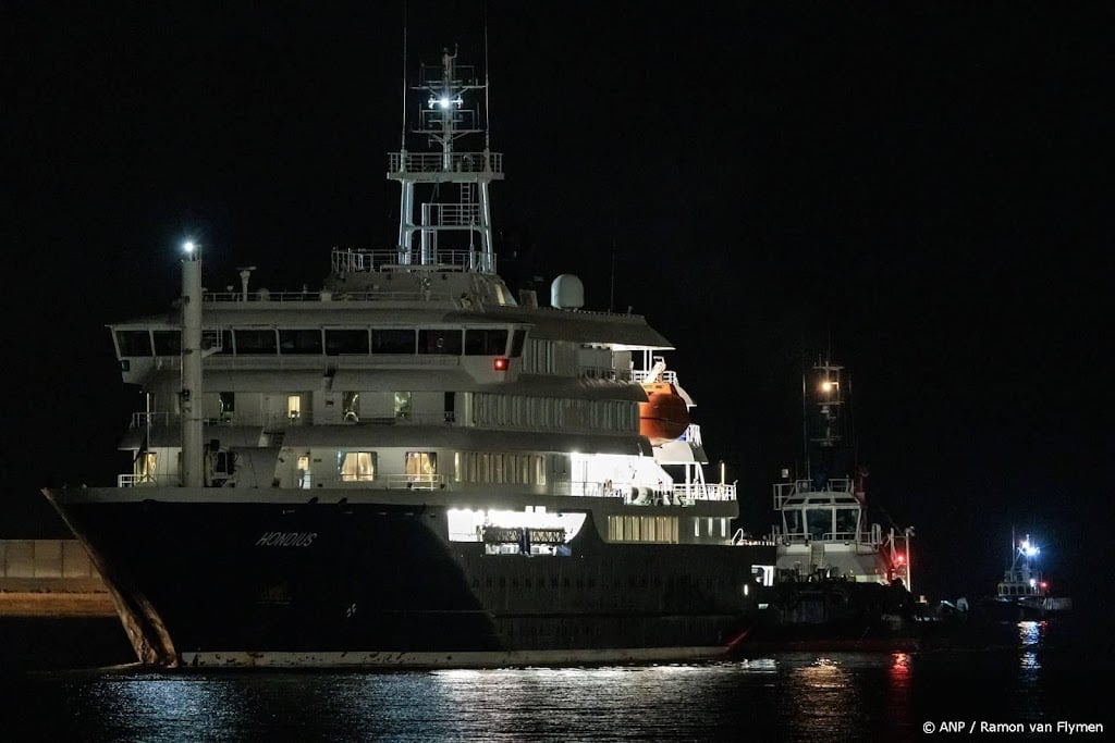 Hondius in haven van Granadilla, gaat voor anker