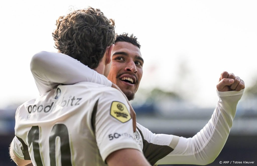 Perisic leidt PSV met twee doelpunten langs Go Ahead Eagles