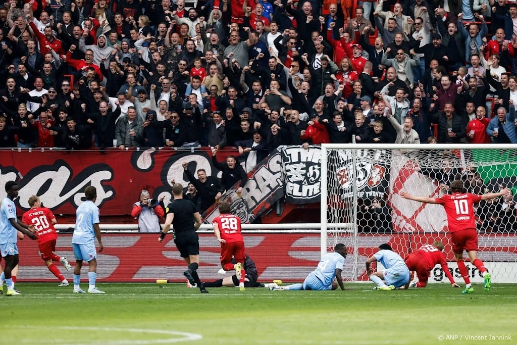 FC Twente stijgt naar derde plek na ruime zege op Sparta