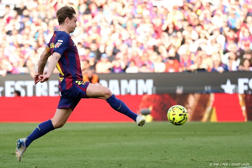 De Jong kampioen met FC Barcelona na zege op Real Madrid 